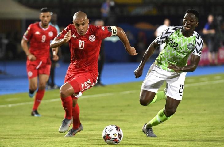 Bek Timnas Nigeria, Kenneth Omeruo (kanan) berusaha menghadang pemain Tunisia, Wahbi Khazri di ajang Africa Cup of Nations 2019. [KHALED DESOUKI / AFP]