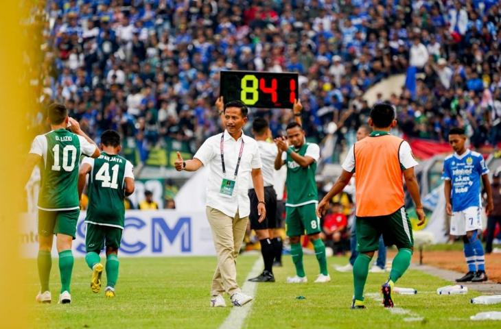 Djadjang Nurdjaman saat mendampingi skuad Persebaya Surabaya menghadapi Persib Bandung di ajang Piala Presiden lalu. Manajemen mengakhiri kerjasama setelah ditahan imbang Madura United dengan skor 2-2 sore tadi. (Dok: Persebaya)