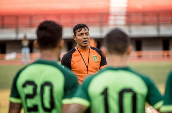 Asisten pelatih Bejo Sugiantoro memimpin sesi latihan Persebaya Surabaya di Stadion Gelora Bung Tomo. (Dok: Persebaya)