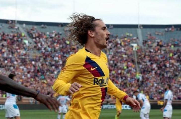 Selebrasi Antoine Griezmann usai cetak gol perdananya ke gawang Napoli dalam laga pada laga pramusim terakhir mereka, Minggu (11/8/2019) dini hari WIB. (JEFF KOWALSKY / AFP)