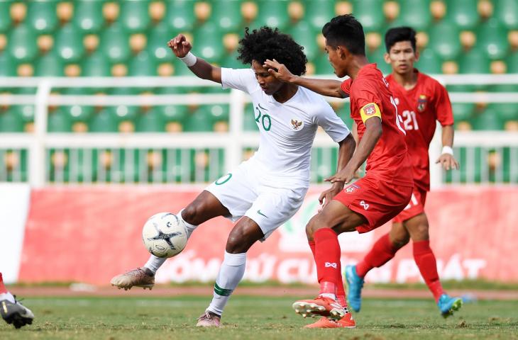 Pesepakbola Indonesia Bagus Kahfi (kiri) berebut bola dengan pesepakbola Myanmar Naung Soe (kedua kanan) saat bertanding pada penyisihan Grup A Piala AFF U-18 2019 di Stadion Thong Nhat, Ho Chi Minh, Vietnam, Rabu (14/8/2019). ANTARA FOTO/Yusran Uccang/ama.