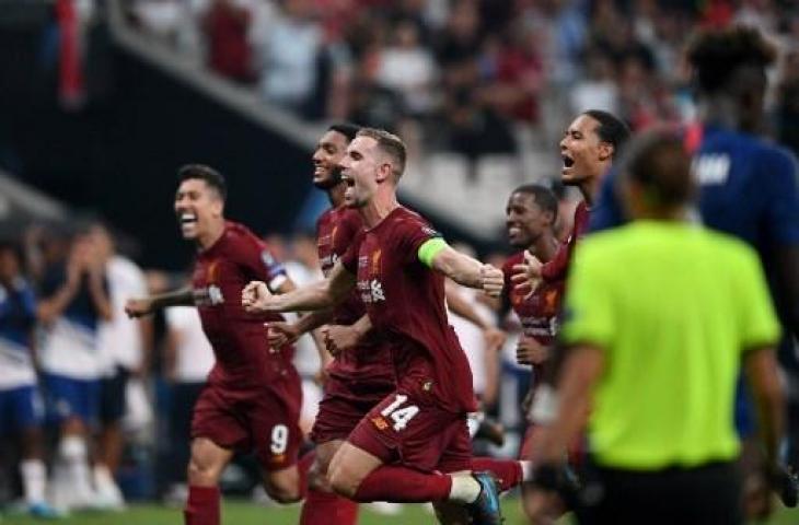 Para pemain Liverpool merayakan kemenangan atas Chelsea guna menjuarai Piala Super Eropa 2019. (BULENT KILIC / AFP)