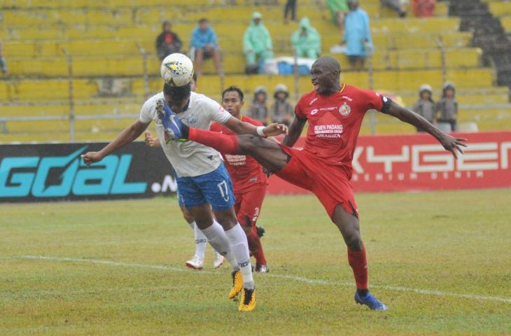 Pesepakbola Semen Padang FC, Dany Karl Max (kanan) menahan bola dihadang pemain PSIS Semarang, Rio Saputro (kiri), pada pertandingan lanjutan Liga 1 2019, di Stadion GOR H Agus Salim Padang, Sumatera Barat, Sabtu (16/8/2019). Semen Padang FC meraih kemenangan perdananya dengan mengalahkan PSIS Semarang dengan skor 1-0. ANTARA FOTO/Iggoy el Fitra/pd.