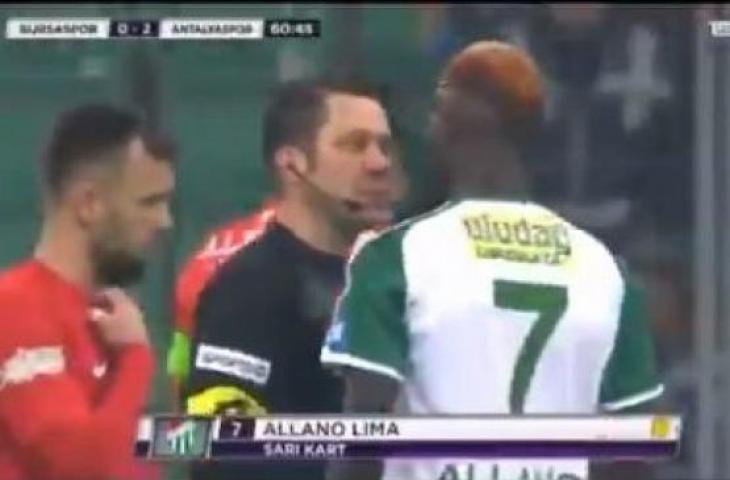 Wasit Liga Turki, Firat Aydinus, saat menatap kemarahan pemain Bursaspor. (Twitter/@FootyHumour).