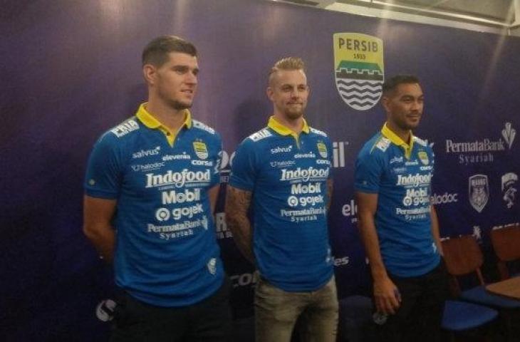 Kevin Van Kippersluis (tengah), Omid Nazari (kanan) dan Nick Kuipers (kiri) saat diperkenalkan manajemen Persib di Graha Persib, Jalan Sulanjana, Bandung, Selasa (20/8/2019). Ketiganya akan memperkuat Persib pada putaran kedua Liga 1 2019. [Suara.com/Aminuddin]