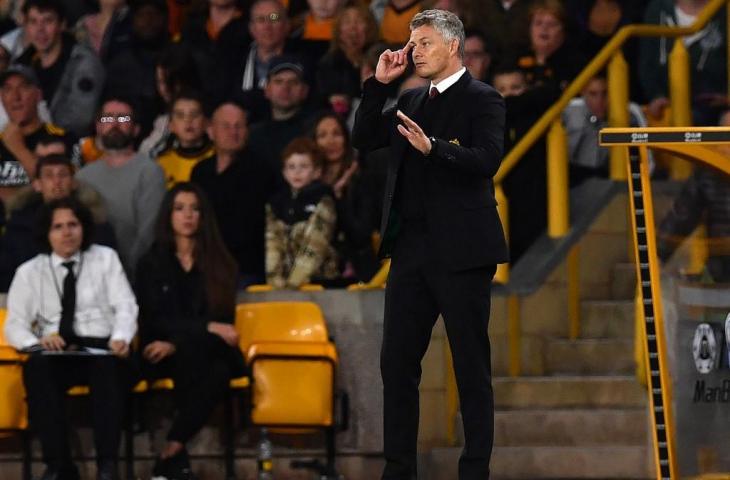 Manajer Manchester United, Ole Gunnar Solskjaer saat mendampingi timnya menghadapi Wolverhampton, Selasa (20/8/2019) dini hari tadi. [PAUL ELLIS / AFP]