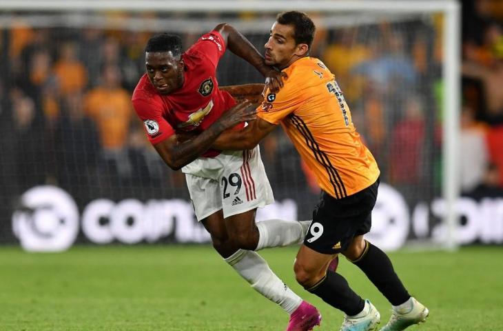 Pemain Manchester United, Aaron Wan-Bissaka mendapat kawalan dari pemain Wolverhampton, Jonny Otto. Pada laga pekan kedua Liga Primer Inggris, Selasa (20/8/2019) dini hari tadi, Setan Merah ditahan imbang Wolves 1-1. [PAUL ELLIS / AFP]