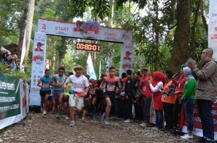 Event akbar Situ Gunung Trail Run (SGTR) 2019 resmi berlangsung hari ini di obyek wisata Situ Gunung, Sukabumi, Jawa Barat, Minggu (25/8/2019). (Suara.com/ Arief Apriadi)