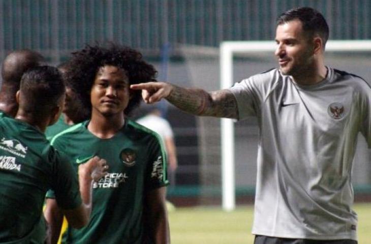 Pemain Bagus Kahfi (kedua kanan) diberikan pengarahan oleh pelatih timnas senior Simon McMenemy (kanan) dalam sesi latihan timnas senior di Stadion Pakansari, Cibinong, Bogor, Jawa Barat, Kamis (22/8/2019). (ANTARA FOTO/Yulius Satria Wijaya)