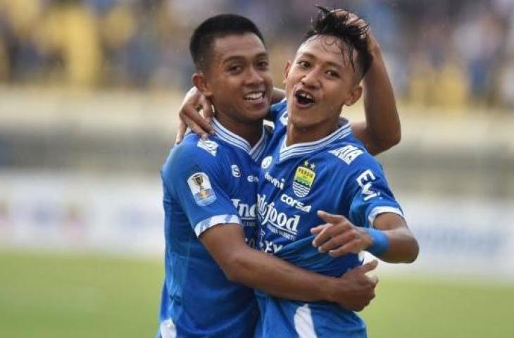 Selebrasi bintang muda Persib Bandung, Beckham Putra Nugraha (kanan) setelah menjebol gawang Persiwa Wamena pada laga leg kedua babak 32 besar Piala Indonesia di Stadion Si Jalak Harupat, Bandung, Jawa Barat, Senin (11/2/2019) petang WIB, (laman resmi Persib / M. Jatnika Sadili])