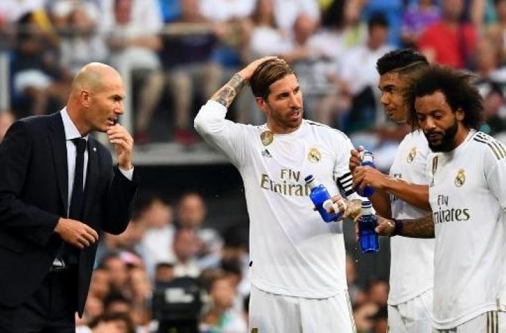 Pelatih Real Madrid, Zinedine Zidane memberi instruksi pada anak asuhnya saat pertandingan melawan Real Valladolid. (GABRIEL BOUYS / AFP)