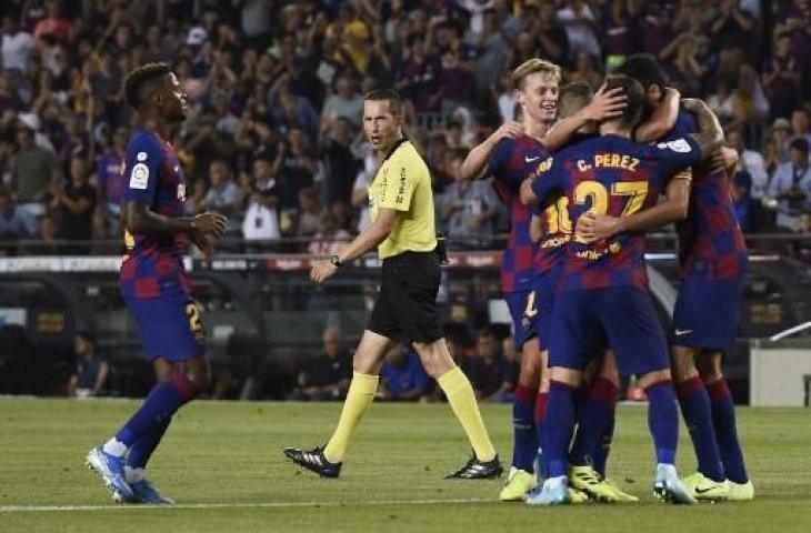 Selebrasi para pemain Barcelona usai Jordi Alba mencetak gol ke gawang Real Betis. (JOSEP LAGO / AFP)