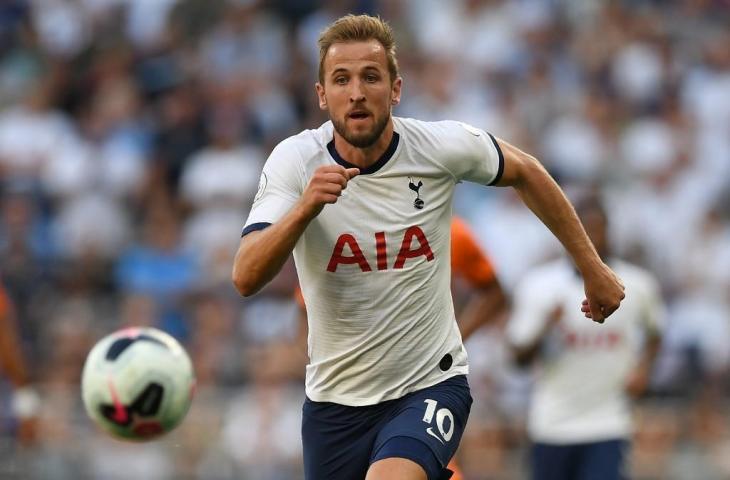 Penyerang Tottenham Hotspur, Harry Kane saat mengejar bola di laga Tottenham Hotspur vs Newcastle United, Minggu (25/8/2019). [DANIEL LEAL-OLIVAS / AFP]