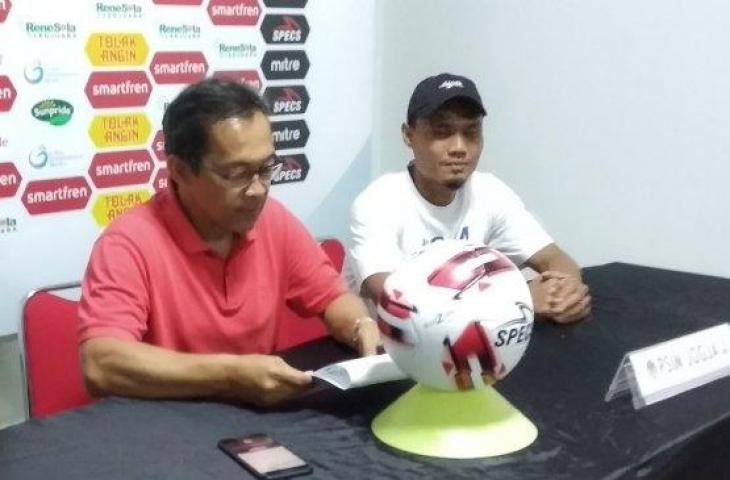 Pelatih PSIM Yogyakarta, Aji Santoso dan bek PSIM Yogyakarta, Aditya Dewa Putra memberi keterangan kepada wartawan saat konferensi pers di Stadion Mandala Krida, Yogyakarta, Selasa (27/8/2019). (bolatimes.com/M Ilham Baktora)