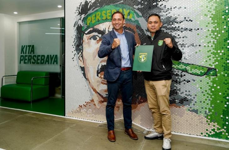 Wolfgang Pikal bersama manajer Persebaya Candra Wahyudi usai menandatangani kontrak sebagai asisten pelatih Persebaya. Malam ini (27/8) di Kantor Persebaya. (Dok. Persebaya Surabaya)