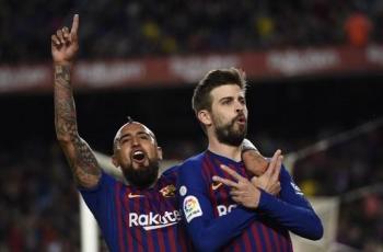 Absen dari Barcelona karena Cedera, Pique Kepergok Berselancar di Pantai