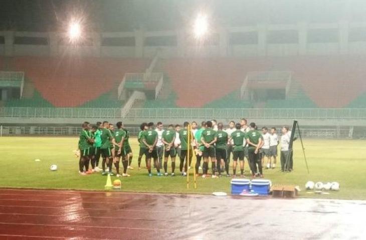 Latihan perdana Timnas Indonesia di Stadion Pakansari, Cibinong, Bogor, Kamis (22/8/2019) untuk persiapan melawan Malaysia di ajang Kualifikasi Piala Dunia 2022 di Stadion Utama Gelora Bung Karno Senayan, Jakarta, pada 5 September 2019. (Suara.com/Adie Prasetyo)