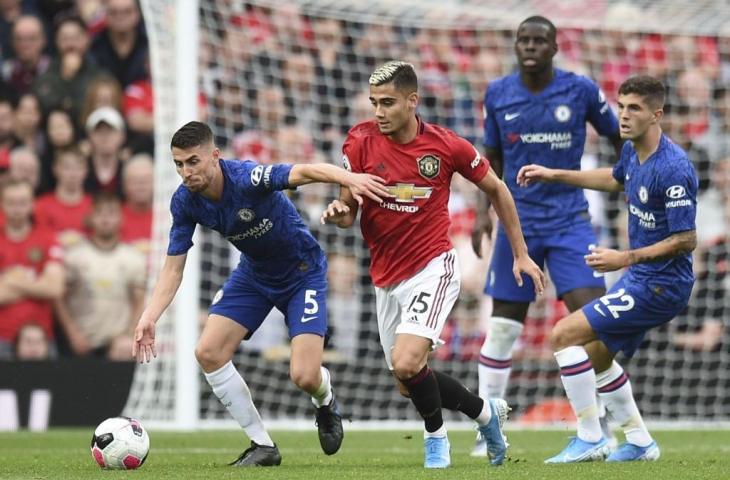 Gelandang Manchester United, Andreas Pereira (tengah) bererbut bola dengan pemain Chelsea pada laga perdana Liga Primer Inggris 2019/20 antara Manchester United vs Chelsea. (OLI SCARFF / AFP)