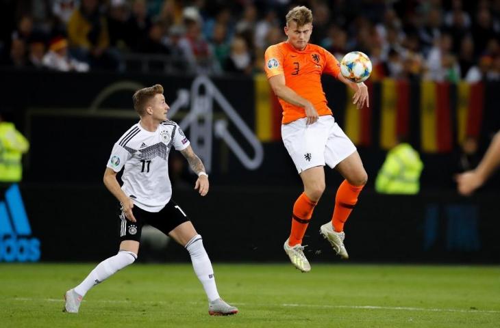 Bek Timnas Belanda, Matthijs de Ligt menanduk bola saat menghadapi Jerman pada kualifikasi Piala Eropa 2020 di Stadion Volkspark, Hamburg, Sabtu (7/9/2019). (Odd ANDERSEN / AFP)