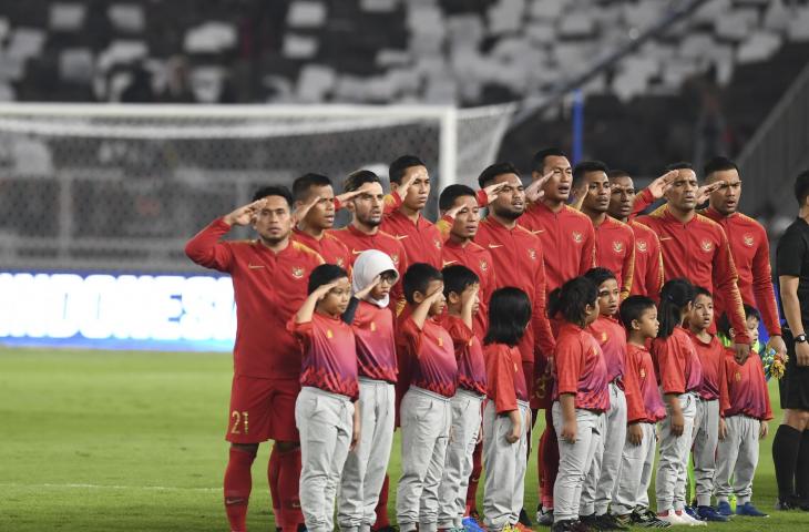 Pemain Timnas Indonesia menyanyikan lagu Indonesia Raya sebelum bertanding dengan Timnas Malaysia saat laga perdana Grup G Kualifikasi Piala Dunia 2022 zona Asia di Stadion Utama Gelora Bung Karno, Senayan, Jakarta, Kamis (5/9/2019). (ANTARA FOTO/Hafidz Mubarak A/aww.)