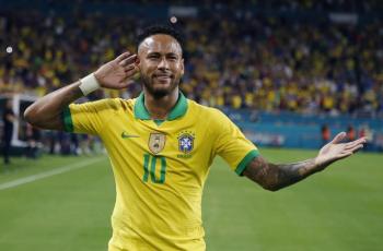 Apes! Disenggol Pemain Kolombia, Wajah Neymar Kepentok Papan Iklan