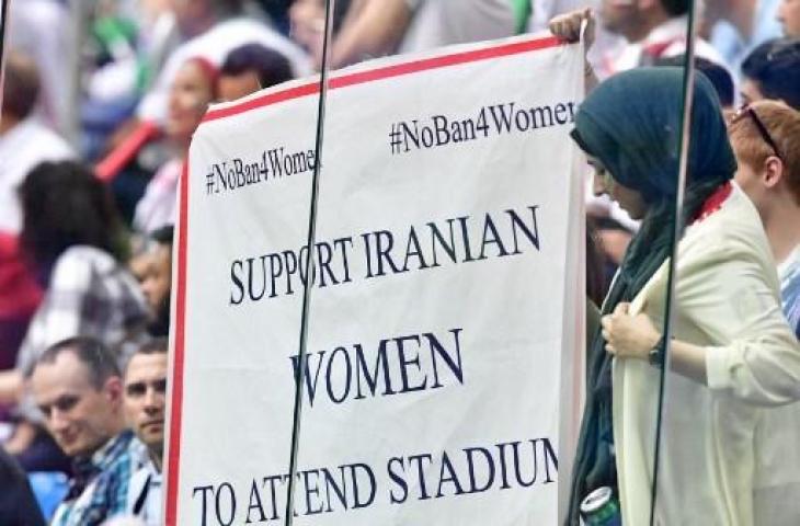 Suporter Timnas Iran meminta agar para wanita diperbolehkan masuk ke dalam stadion saat gelaran Piala Dunia Rusia 2018. (GIUSEPPE CACACE / AFP)