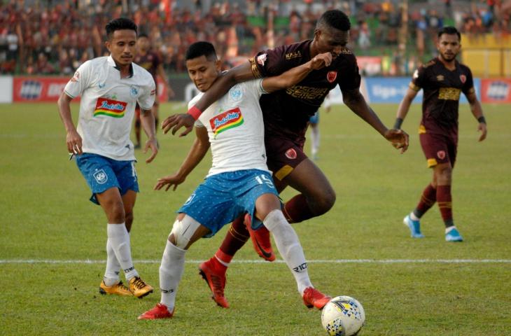 Pesepakbola PSM Makassar Amido Balde (kedua kanan) berusaha melewati pesepakbola PSIS Semarang Frendi Saputra (kedua kiri) dan Finky Pasamba (kiri) dalam lanjutan Liga 1 2019 di Stadion Andi Mattalatta, Makassar, Sulawesi Selatan, Rabu (11/9/2019). Tuan rumah PSM Makassar kalah atas tamunya PSIS Semarang dengan skor 0-1 (0-0). ANTARA FOTO/Abriawan Abhe/ama.
