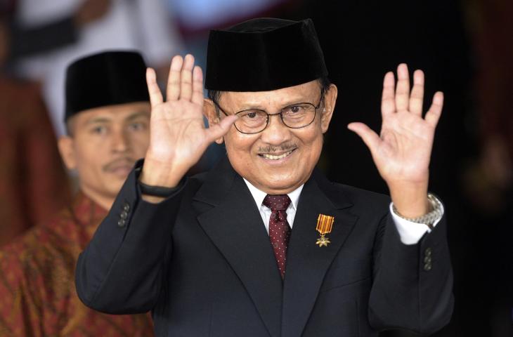 FOTO DOKUMENTASI. Presiden ketiga RI BJ Habibie melambaikan tangan saat akan menghadiri Sidang Tahunan MPR Tahun 2015 di Kompleks Parlemen, Senayan, Jakarta, Jumat (14/8/2015). Sidang Tahunan MPR diselenggarakan dengan agenda penyampaian pidato Presiden Joko Widodo mengenai laporan kinerja lembaga-lembaga negara. ANTARA FOTO/Sigid Kurniawan/kye/ama.
