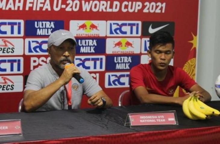 Pelatih Timnas Indonesia U-19, Fakhri Husaini (kiri) memberi keterangan kepada wartawan seusai laga uji coba internasional antara Timnas Indonesia U-19 vs Iran U-19 di Stadion Mandala Krida, Yogyakarta, Rabu (11/9/2019). [Muhammad Ilham Baktora/Suara.com]