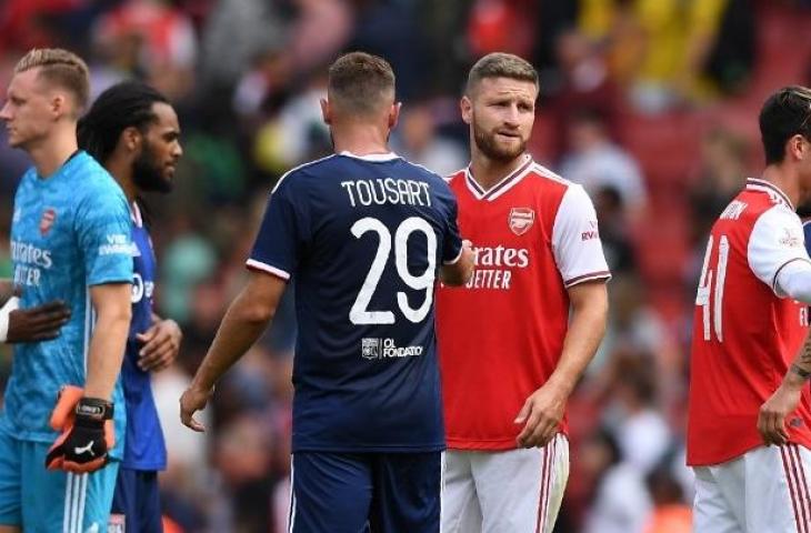 Bek Arsenal, Shkodran Mustafi berjabat tangan dengan pemain Lyon pada laga pramusim 2019. (Ben STANSALL / AFP)