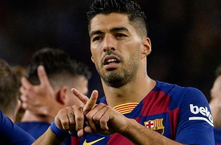 Selebrasi Luis Suarez usai cetak gol ke gawang Valencia, Minggu (15/9/2019) dini hari tadi. Pada laga lanjutan La Liga tersebut Barcelona menang besar atas tamunya. [PAU BARRENA / AFP]