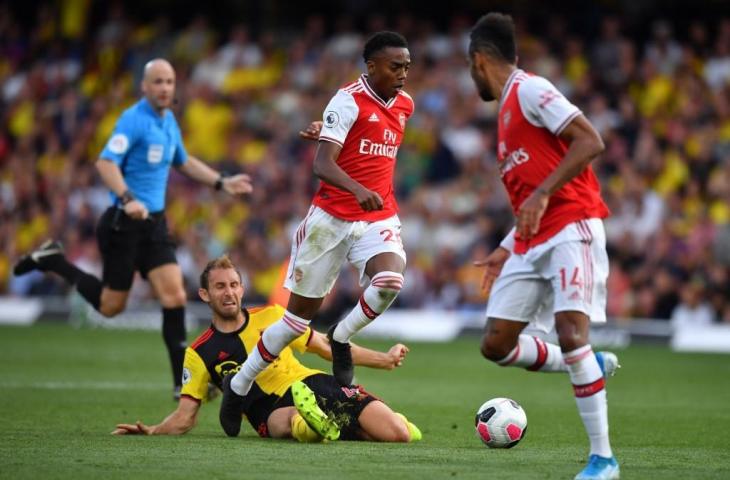 Pemain Arsenal, Joe Willock mengontrol bola menghindari hadangan pemain Watford. Pada laga lanjutan Liga Primer Inggris pekan kelima itu, Arsenal harus rela berbagi angka dengan Watford setelah bermain sama kuat 2-2, Minggu (15/9/2019) malam. [BEN STANSALL / AFP]