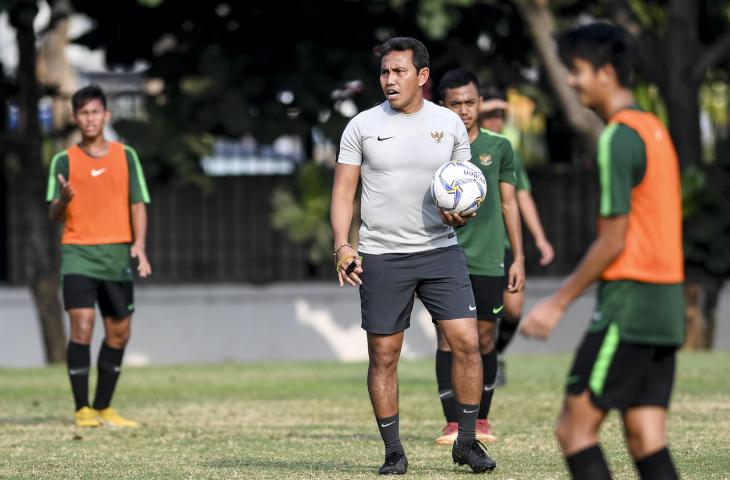 Pelatih Timnas U-16 Bima Sakti (tengah) memberikan instruksi kepada pemain saat latihan di Lapangan ABC Gelora Bung Karno, Senayan, Jakarta, Jumat (13/9/2019). Latihan tersebut untuk persiapan jelang laga Grup G Kualifikasi Piala Asia U-16 2020 di Stadion Madya Gelora Bung Karno. (ANTARA FOTO/Hafidz Mubarak A/foc)