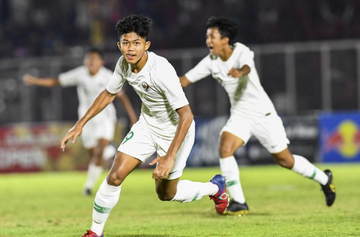 Pemain Timnas Indonesia U-16 Ahmad Athallah melakukan seleberasi usai mencetak gol saat pertandingan laga kualifikasi Piala AFC U-16 2020 di Stadion Madya, Jakarta, Senin (16/9/2019). ANTARA FOTO/Galih Pradipta/ama.