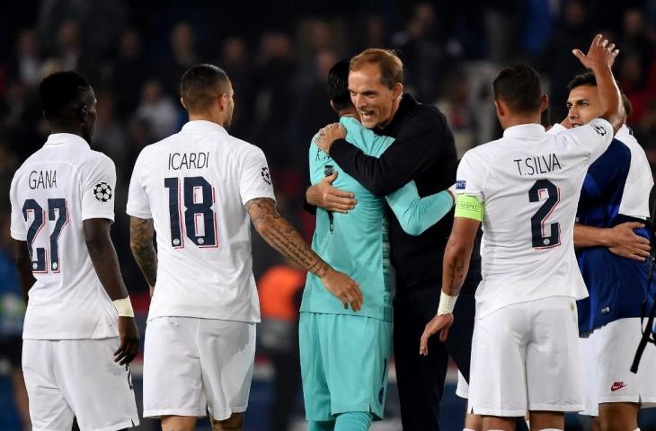 Pelatih Paris Saint Germain, Thomas Tuchel memberi selamat pada para pemainnya usai mengalahkan Real Madrid di laga perdana penyisihan grup Liga Champions, Kamis (19/9/2019) dini hari tadi. [LUCAS BARIOULET / AFP]