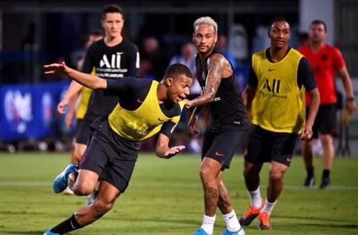 Neymar dan Kylian Mbappe saat sesi latihan Paris Saint-Germain. (FRANCK FIFE / AFP)