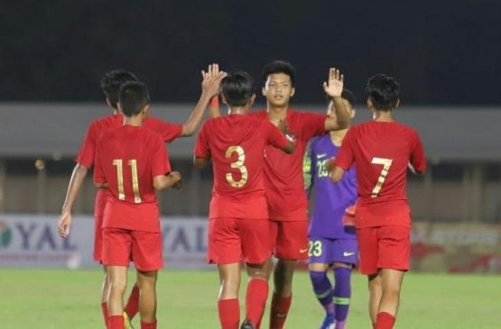 Pemain Timnas Indonesia U-16 melakukan selebrasi usai mencetak gol ke gawang Timnas Brunei Darussalam U-16 pada laga Kualifikasi Piala AFC U-16 2020 di Stadion Madya, Jakarta, Jumat (20/9). Timnas Indonesia U-16 menang dengan skor 8-0. [Suara.com/Arya Manggala]