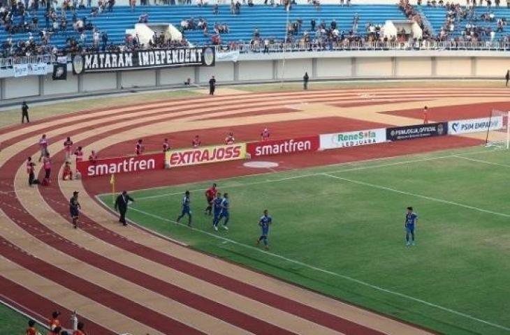 Penyerang PSIM Yogyakarta, Cristian Gonzales melakukan selebrasi usai mencetak gol ke gawang Madura FC, Senin (23/9/2019). Pada laga lanjutan Liga 2 2019 yang berlangsung di Stadion Mandala Krida, Yogyakarta tersebut, PSIM menang 2-0. [Rauhanda / mxkd.sbs]