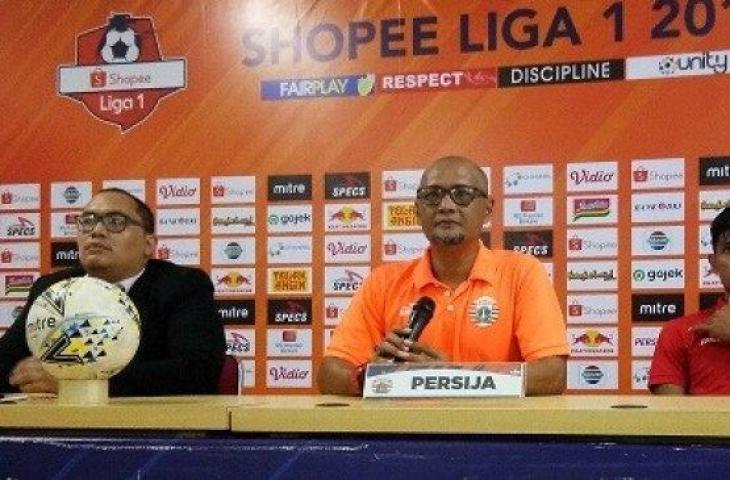 Caretaker Persija Jakarta Sudirman (tengah) dan pemainnya Heri Susanto (kanan) dalam jumpa pers usai pertandingan melawan Barito Putera di Stadion Patriot, Bekasi, Senin (23/9/2019). (Adie Prasetyo Nugraha/suara.com).