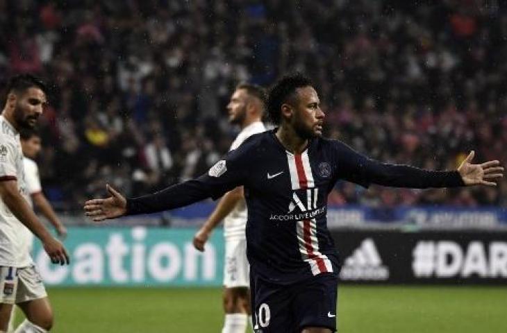 Selebrasi Neymar usai cetak gol ke gawang Lyon. (JEFF PACHOUD / AFP)