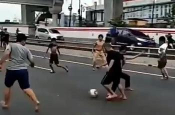 Santuy! Para Bocah Ini Main Bola di Tengah Jalan Saat Ramai Demo Mahasiswa