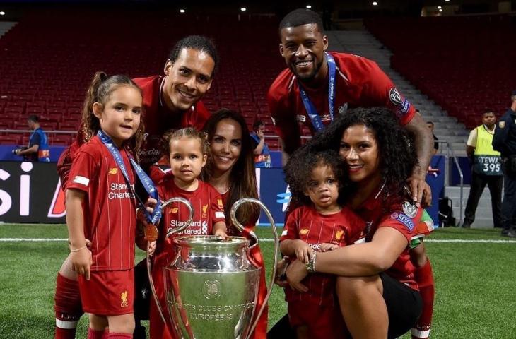 Keluarga Virgil van Dijk beserta kekasihnya, Rike Nooitgedagt berswafoto dengan keluarga Georginio Wijnaldum. (Instagram/@vandijk4.fans)