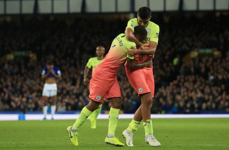 Pemain Manchester City, Raheem Sterling merayakan golnya ke gawang Everton, Sabtu (28/9/2019). Pada laga pekan ketujuh tersebut City menang 3-1. [LINDSEY PARNABY / AFP]