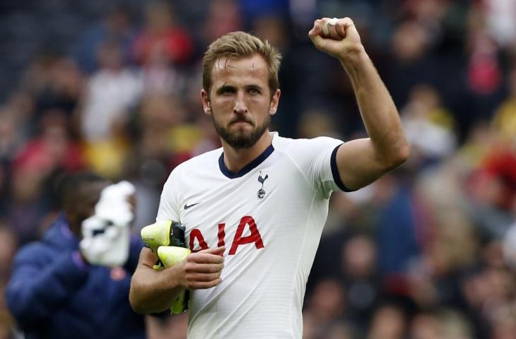 Penyerang Tottenham Hotspur, Harry Kane merayakan golnya ke gawang Southampton di laga pekan ketujuh Liga Primer Inggris, Sabtu (28/9/2019). Pada laga itu Spurs menang 2-1. [IAN KINGTON / AFP]