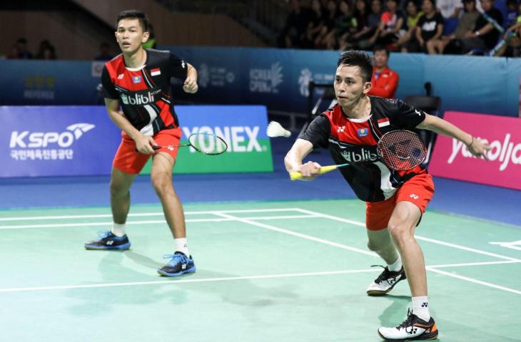 Ganda putra Indonesia Muhammad Rian Ardianto (kanan) dan Fajar Alfian berusaha mengembalikan kok kearah ganda putra Jepang Takeshi Kamura dan Keigo Sonoda pada final Korea Open 2019 di Incheon Airport Skydome, Korea Selatan, Minggu (29/9/2019). Pasangan Fajar/Rian menjuarai ganda putra Korea Open 2019 usai mengalahkan pasangan Kamura/Sonoda dengan skor 21-16, 21-17. ANTARA FOTO/Nafielah - Humas PP PBSI/hma/ama.