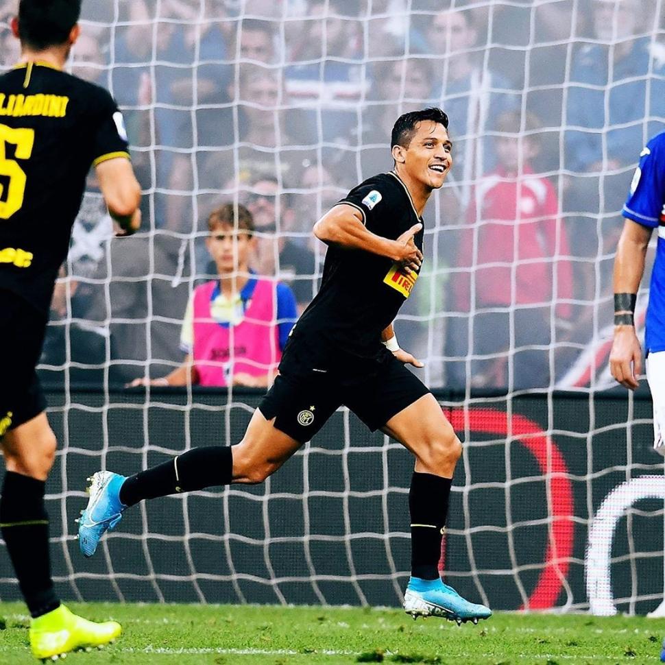 Penyerang Inter, Alexis Sanchez melakukan selebrasi usai mencetak gol ke gawang Sampdoria, Minggu (29/9/2019) dini hari tadi. Pada laga itu Inter menang 3-1 atas tuan rumah. [@inter / Instagram]