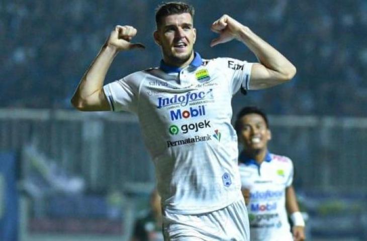 Bek Persib Bandung, Nick Kuipers melakukan selebrasi usai mencetak gol ke gawang Tira Persikabo dalam putaran kedua Liga 1 2019 di Stadion Pakansari, Cibinong, Sabtu (14/9/2019). (Instagram/@persib_official)