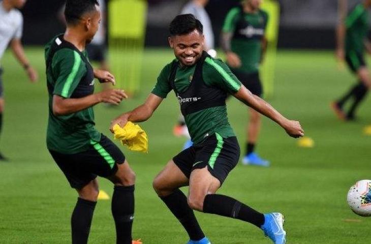 Pemain Timnas Indonesia Saddil Ramdani (kanan) dan Irfan Jaya saat berlatih di Stadion Utama Gelora Bung Karno, Jakarta, Minggu (1/9/2019) sebagai persiapan melawan Timnas Malaysia di kualifikasi Piala Dunia Qatar 2022. (ANTARA FOTO/Sigid Kurniawan)