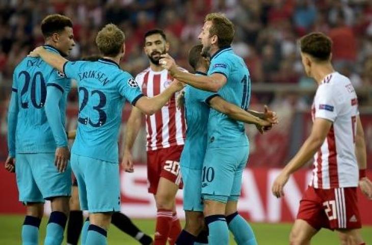 Selebrasi striker Tonttenham Hotspur, Harry Kane saat membobol gawang Olympiakos di pertandingan pertama Grup B Liga Champions. (ARIS MESSINIS / AFP)