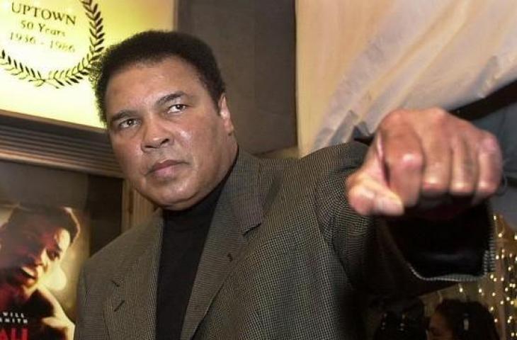 Mendiang ikon tinju legendaris dunia, Muhammad Ali, saat menghadiri gala premier pemutaran film yang mengangkat tema kehidupannya di Washington DC, Amerika Serikat, 17 Desember 2001. [AFP/Mike Theiler] 